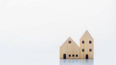 Beyaz arka planda ahşap blok ev modeli.