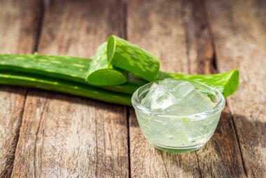 Ahşap masada kasede jöle aloe vera.