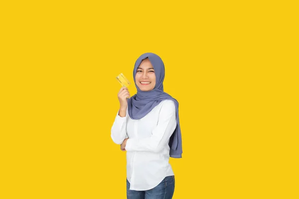 Молода Азіатська Мусульманка Посміхаючись Носить Хіджаб Голови Шарф Рука Тримає — стокове фото