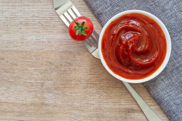 Tomatenketchup Sauce Keramikschale Mit Tomatenfrüchten Auf Holzgrund — Stockfoto