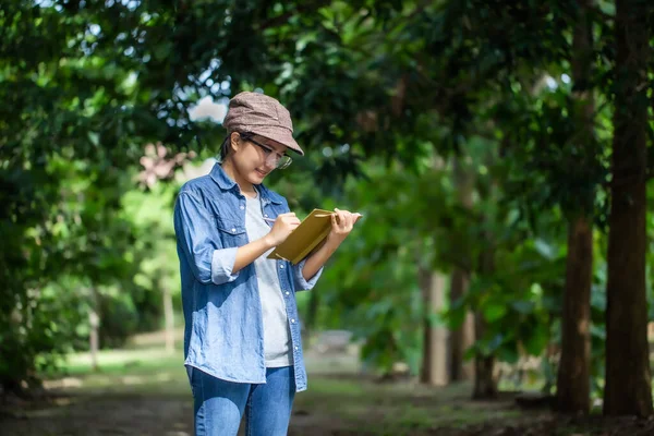 Botanikçiler orman parkında araştırma yapmak için duruyorlar ve not alıyorlar..