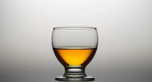 Vaso Coñac Whisky Sobre Gradientes Fondo Claro — Foto de Stock