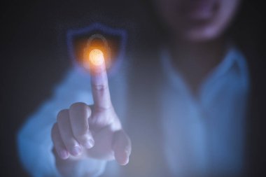 İş kadını veri erişimi için parmak izi koruması kullanıyor, siber güvenlik güvenlik veri koruma işini kavramsallaştırıyor.