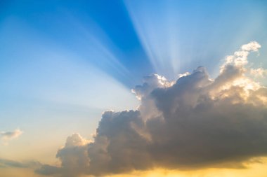 Gün batımında ışık ve bulutlarla gökyüzü, doğa arka planı.