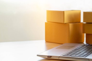 Çevrimiçi alışveriş kavramı, Not Defteri bilgisayarı yan kutuya yerleştirildi, ticari işlemler internet üzerinden uzaktan satış için yürütüldü.