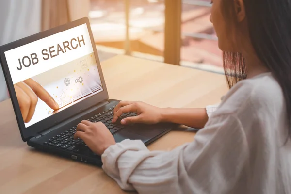 Job Search 女性笔下的文字搜索互联网数据信息网络是用笔记本电脑在线搜索职业发展的关键 找工作可以找到你的职业理念 — 图库照片