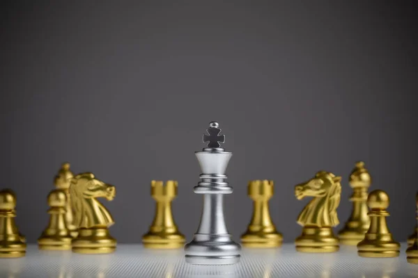 Серебряный Король Шахматы Стоит Середине Золотые Шахматы Король Выигрывает Игру — стоковое фото