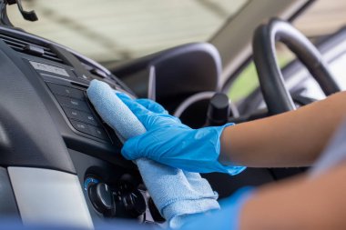 Lastik eldiven takıp mavi bir mikrofiber bez kullanarak arabanın içini temizleyin..