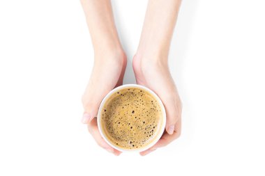 Beyaz arka planda el ele tutuşan bir kadın kahvesi. Kapatın. Üst görünüm.