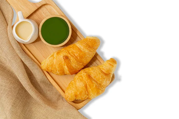 Croissants Tabla Cortar Pan Madera Leche Condensada Endulzada Taza Verde — Foto de Stock