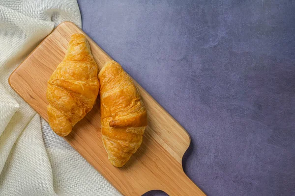 Croissants Plato Redondo Madera Servilleta Roja Sobre Fondo Cemento Pulido — Foto de Stock