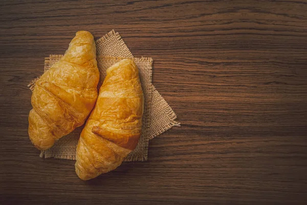 Croissanter Säckväv Över Trä Bakgrund Croissant Fransk Frukost Ovanifrån — Stockfoto