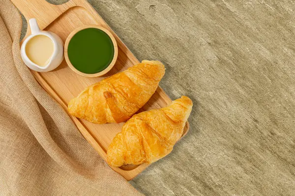 Croissants Tabla Cortar Pan Madera Leche Condensada Endulzada Taza Verde — Foto de Stock