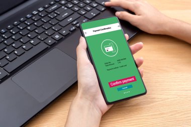 Cep telefonu kullanan bir kadın çevrimiçi alışveriş cep telefonu ödemesini doğruladı. Konsept bankacılık ve çevrimiçi alışveriş mobil ödemesi.