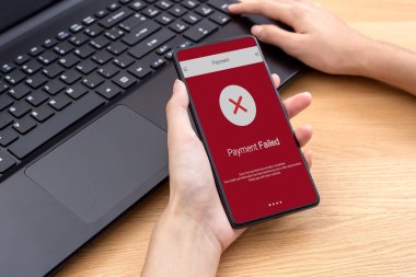 Cep telefonu çevrimiçi ödemesini kullanan bir kadın kırmızı ekranda başarısız oldu, işlem iptal edildi. Ödeme hatası tekrar deneyin, konsept bankacılık çevrimiçi alışveriş cep telefonu ödemesi.