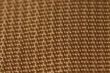 Bant askısı rengi çakal, ayağı betona yakın plan, kemer dokusu.