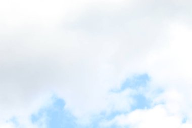 Güzel beyaz bulutlar mavi gökyüzünde, pofuduk beyaz bulutlar güneşli bir günde