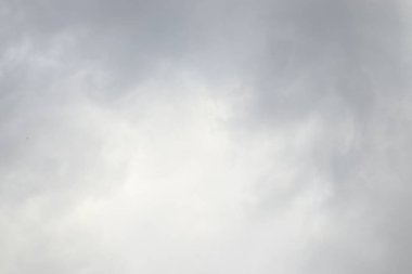 güzel beyaz ve gri bulutlar mavi gökyüzünde, gri bulutlu gökyüzü, güzel kabarık gri bulutlar, bulutlu bir gün