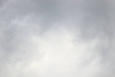 güzel beyaz ve gri bulutlar mavi gökyüzünde, gri bulutlu gökyüzü, güzel kabarık gri bulutlar, bulutlu bir gün