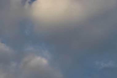 Güzel beyaz ve gri bulutlar mavi gökyüzünde, pofuduk beyaz gri bulutlar güneşli bir günde