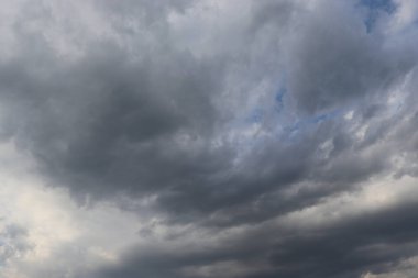 Güzel beyaz ve gri bulutlar mavi gökyüzünde, pofuduk beyaz gri bulutlar güneşli bir günde