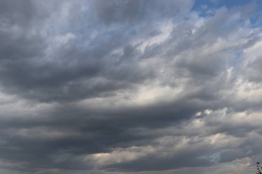 Güzel beyaz ve gri bulutlar mavi gökyüzünde, pofuduk beyaz gri bulutlar güneşli bir günde