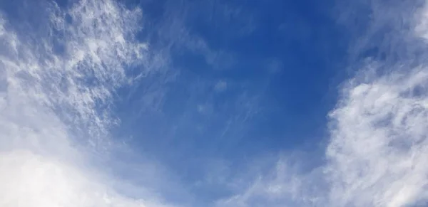 Όμορφα Φωτεινά Άσπρα Σύννεφα Ένα Μπλε Ουρανό Αφράτα Άσπρα Σύννεφα — Φωτογραφία Αρχείου