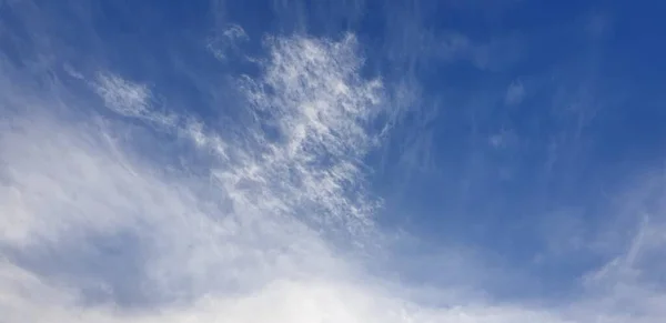 Mooie Heldere Witte Wolken Een Blauwe Hemel Pluizige Witte Wolken — Stockfoto