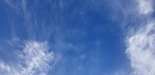 Beaux Nuages Blancs Brillants Sur Ciel Bleu Nuages Blancs Pelucheux — Photo