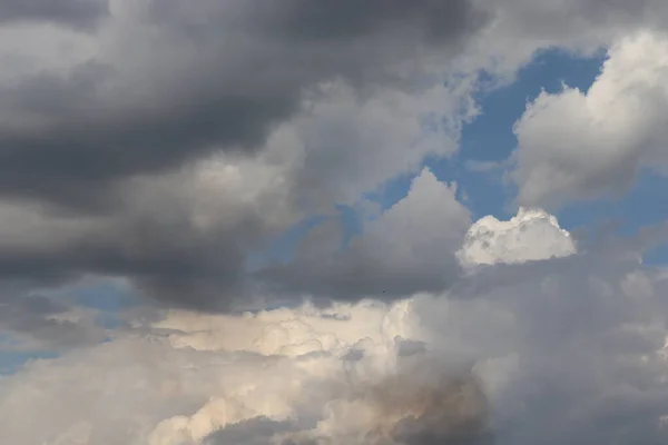 Στο Μπλε Του Ουρανού Λευκό Και Γκρι Σύννεφα Ένας Θρόμβος — Φωτογραφία Αρχείου