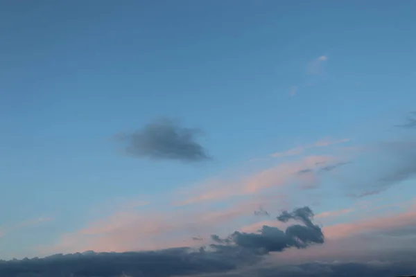 Блакитному Небі Рожеві Сині Білі Хмари Хмарне Красиве Небо — стокове фото