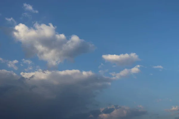 Όμορφα Άσπρα Και Γκρι Σύννεφα Ένα Μπλε Ουρανό Χνουδωτά Άσπρα — Φωτογραφία Αρχείου