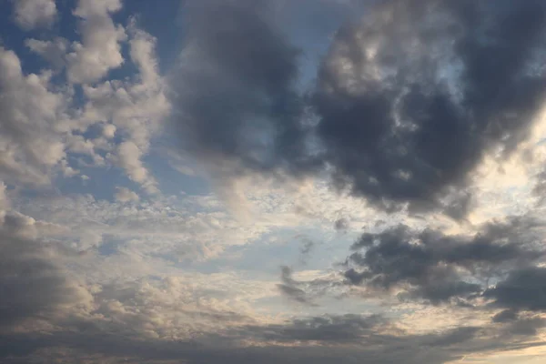 Όμορφα Άσπρα Και Γκρι Σύννεφα Ένα Μπλε Ουρανό Χνουδωτά Άσπρα — Φωτογραφία Αρχείου