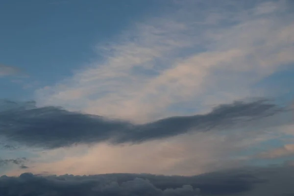 Στο Μπλε Ουρανό Ροζ Μπλε Και Άσπρα Σύννεφα Συννεφιά Όμορφο — Φωτογραφία Αρχείου