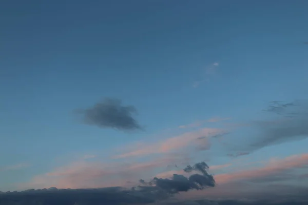 Aan Blauwe Hemel Roze Blauwe Witte Wolken Bewolkt Mooie Hemel — Stockfoto