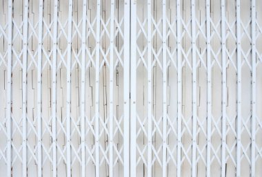 Kapalı sürgülü çelik ön kapı beyaz tonlu klasik kasaba tarzı.