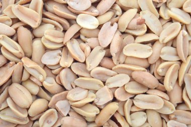 Atıştırmak için tuzla pişirilmiş kuru fıstıklar.