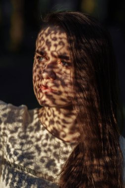 Dantel gölgeli genç bir kadının portresi