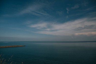 Mavi deniz manzaralı açık gökyüzü beyaz bulutlar