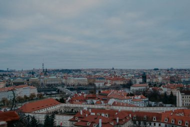 Kasvetli Prag 'ın eski çatılarının üst manzarası