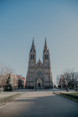 Prag 'daki gotik bir katedralin ön tarafında.