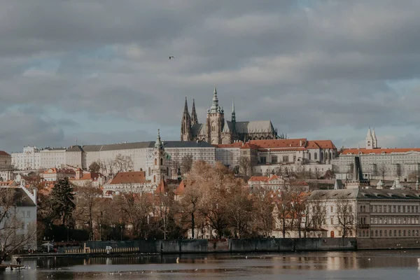 Vista soleada de la ciudad vieja de Praga — Foto de Stock