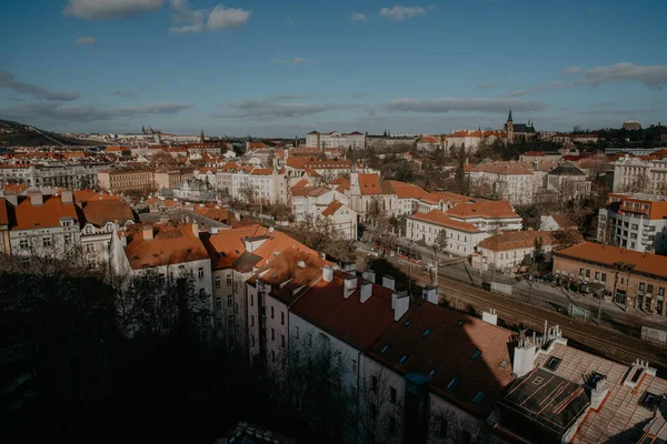 Vista superior de los soleados tejados antiguos de Praga — Foto de Stock