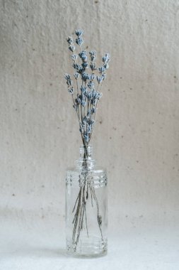 Masada lavantalı cam bir vazo.