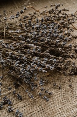 Çuval bezinde mavi lavanta buketi