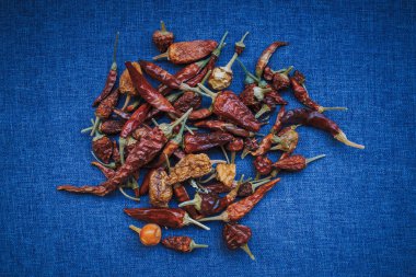 Mavi kumaş arkaplanda kuru kırmızı biber