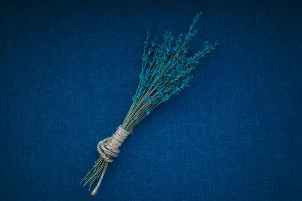 Blauer Lavendel Strauß auf blauem Stoff Hintergrund — Stockfoto