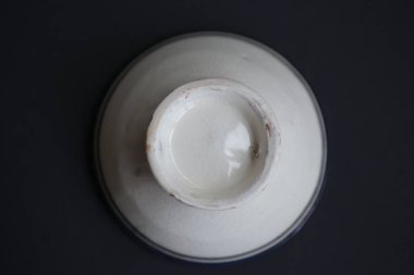 Beyaz vintage seramik plakaya yakın çekim