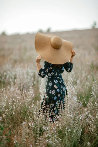 Zomer mode meisjes met grote stro hoed in het veld — Stockfoto
