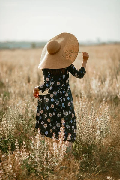 Zomer mode meisjes met grote stro hoed in het veld — Stockfoto